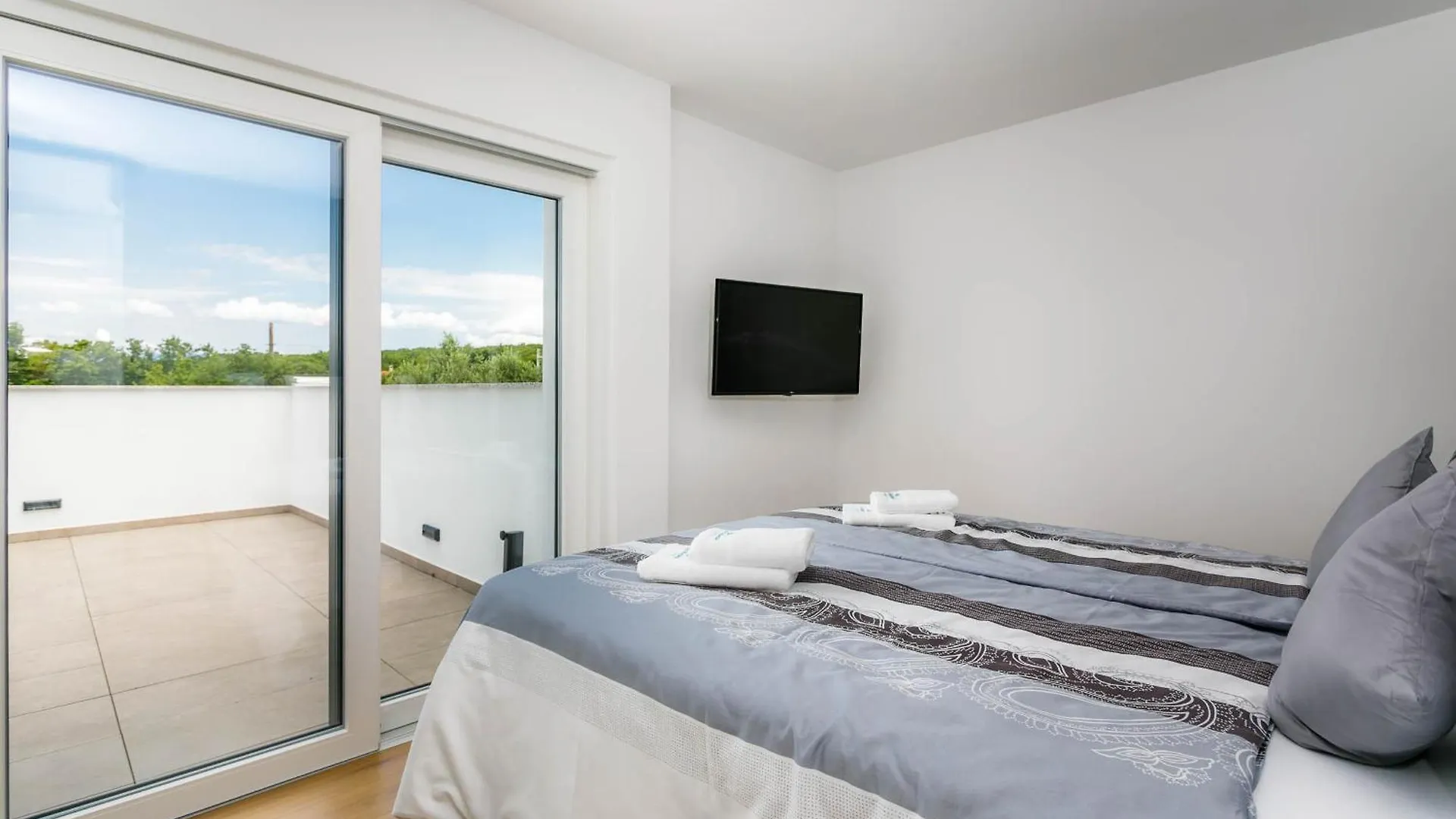 Deluxe Villa With Swimming Pool, Whirlpool On The Roof Terrace With A Beautiful Sea View - By Traveler Tourist Agency Krk Id 2125 I Sveti Vid-Miholjice